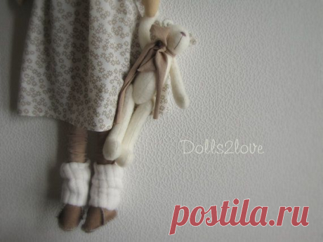 Tilda doll Rachel wearing an off-white dress with a от Dolls2love