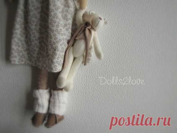 Tilda doll Rachel wearing an off-white dress with a от Dolls2love