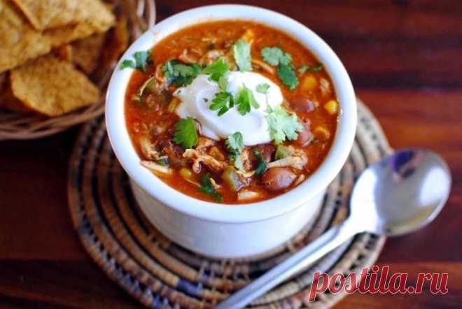🍲СУП С ФАСОЛЬЮ И КУРИЦЕЙ

 Ингредиенты:
▪️Куриное бедро - 300 г
▪️Консервированная красная фасоль - 1 банка
▪️Перец болгарский - 2 шт.
▪️Морковь - 1 шт.
▪️Лук - 1 шт.
▪️Томатная паста - 2 ст. л
▪️Масло оливковое - 2 ст. л
▪️Хмели-сунели - 1 ч. л.
▪️Кинза
▪️Сметана
▪️Соль и перец