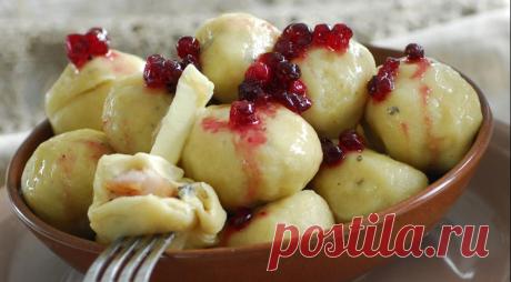 Картофельные шарики со свининой
ИНГРЕДИЕНТЫ
700 г картофеля
150 г соленой свинины (можно заменить готовой нежирной грудинкой)
2 стакана муки
1 яйцо
1 большая луковица
брусничный соус и сливочное масло для подачи
1 ст. л. сливочно…