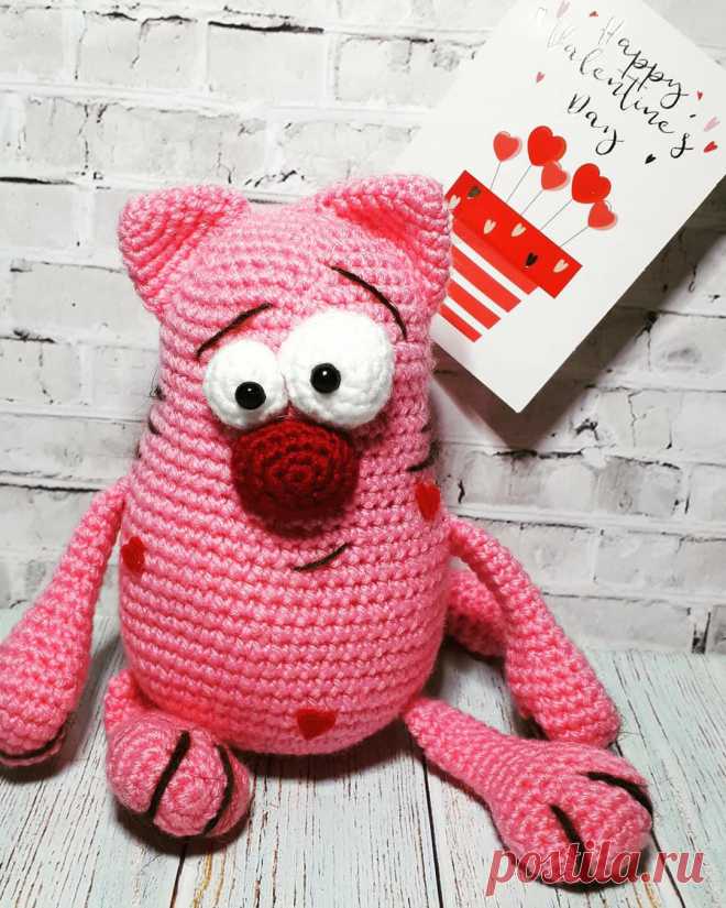 PDF Котики Сердешные крючком. FREE crochet pattern; Аmigurumi animal patterns. Амигуруми схемы и описания на русском. Вязаные игрушки и поделки своими руками #amimore - котик ко дню Святого Валентина, кот валентинка, кошечка, кошка, котёнок.