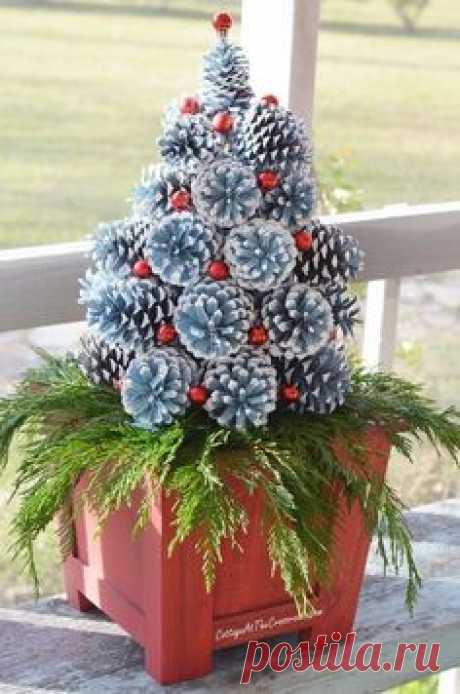 A tutorial on how to make pine cone Christmas trees. Очень красивая елочка из шишек