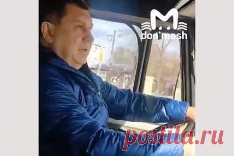 Генерал МЧС России решил проучить подчиненных и угнал пожарную машину. В городе Новошахтинске Ростовской области генерал-лейтенант МЧС Сергей Филиппов угнал пожарную машину подчиненных. На видео он говорит, что автомобиль был брошен без охраны. «Не понимаю, что делать дальше с такими людьми», — признается Филиппов, сидя за рулем автомобиля.
