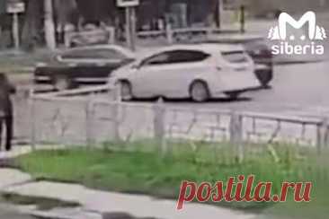 Россиянин влетел в пешеходов на тротуаре и попал на видео