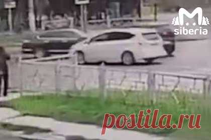 Россиянин влетел в пешеходов на тротуаре и попал на видео