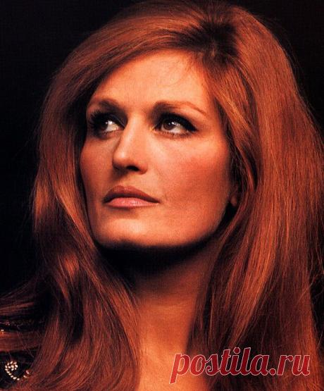 В 1969 году Далида познакомилась с писателем, продюсером и путешественником Арно Дежарденом, автором книги «Дорога мудрости", с которым она отправилась в Тибет, Непал и Индию в поисках восточной мудрости и ответов на мучавшие ее вопросы бытия. | Далида (биография, 55 фото, лучшие песни)