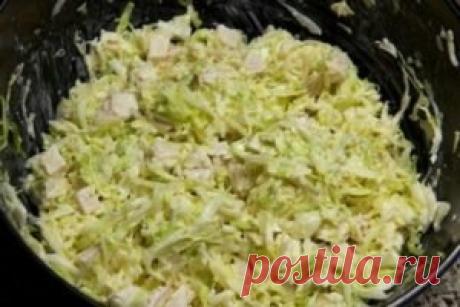 Салат из свежей капусты с курицей Салат из свежей капусты с курицей.  Вам потребуется:  500 г филе куриных грудок, без кожи.  400 г белокочанной капусты.  1/2 стакана тертого сыра.  1 чашка гренок или сухариков.  майонез.  соль по вкусу. Как готовить:  1. Положите курицу в подсоленную кипящую воду и варите в течение 15-20 минут до готовности. Выньте курицу из воды и отложите ее в сторону, чтобы остыла.  2. Мелко нашинкуйте капусту (без кочерыжки), положите ее в глубокую миску и приправьте солью.