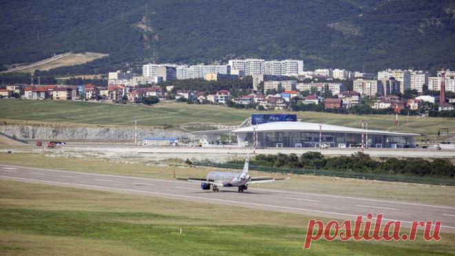 Аэропорт Геленджика приостановил работу. В аэропорту Геленджика введены ограничения на прием и выпуск воздушных судов. Об этом в Telegram сообщил представитель Росавиации Артем Кореняко. Он добавил, что ограничения необходимы для обеспечения безопасности полетов. Другие ...