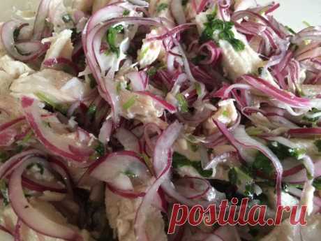 Салат «Деревенька»

Ингредиенты: 
500-600 гр. отварного мяса (филе курицы или свинина)
2-4 крупных луковицы (лучше салатных сортов) 
2 ст. л. зелени петрушки или другой по вкусу
Ингредиенты для маринада: 
3 ст. л. холодной кипячёной воды 
3 ст. л. сахара 
9 ст. л. винного или фруктового уксуса (5-6 %%) 
1,5-2 ч. л. соли 
5 ст. л. растительного масла 
0,5 ч. л. черного молотого перца

Приготовление:
1. Мясо опускаю в кипяток, а не в холодную воду. Так оно получается вкуснее...