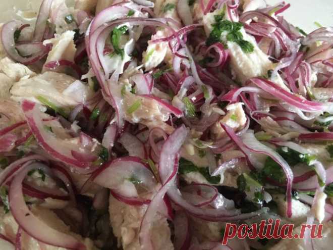 Салат «Деревенька»

Ингредиенты: 
500-600 гр. отварного мяса (филе курицы или свинина)
2-4 крупных луковицы (лучше салатных сортов) 
2 ст. л. зелени петрушки или другой по вкусу
Ингредиенты для маринада: 
3 ст. л. холодной кипячёной воды 
3 ст. л. сахара 
9 ст. л. винного или фруктового уксуса (5-6 %%) 
1,5-2 ч. л. соли 
5 ст. л. растительного масла 
0,5 ч. л. черного молотого перца

Приготовление:
1. Мясо опускаю в кипяток, а не в холодную воду. Так оно получается вкуснее...