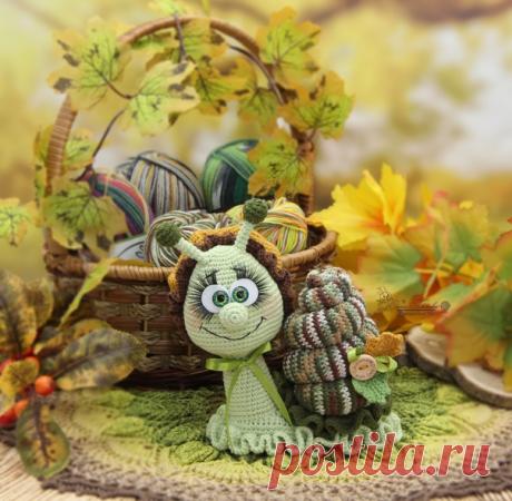 УЛИТКА ОСЕНИЯ 
Связана по моему же бесплатному МК «Улитка» (крючком), но в осенних цветах.
Пряжа Yar Art Jeans
55% хлопок, 45 % полиакрил, 50 г/160 м
Цвета: светло-зелёный №11, тёмно-зелёный №82, горчичный №84, коричневый №70
Раковина связана из пряжи Yar Art Jeans Crazy (состав и метраж такой же, как и у Yar Art Jeans), цвет №7203
Крючок №1,25
Размеры улиточки: 15 см*19 см

Бесплатный МК на моём канале YouTube ELENA BELOVA 
https://www.youtube.com/channel/UCXNLsvYZ6Hl6FRyUShYv..