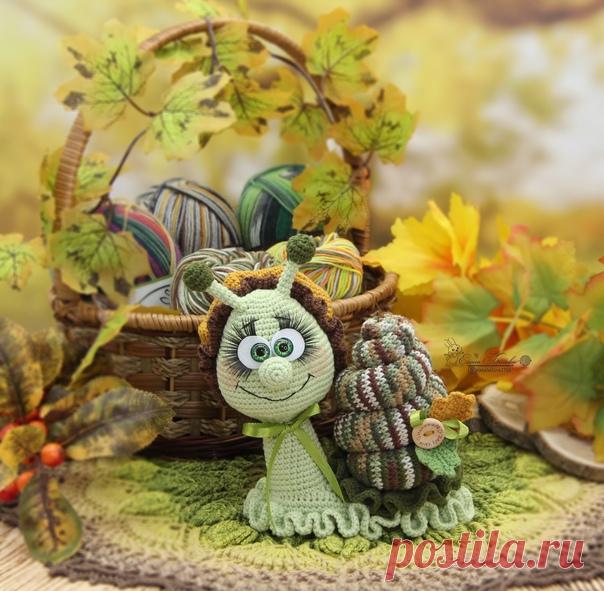 УЛИТКА ОСЕНИЯ 
Связана по моему же бесплатному МК «Улитка» (крючком), но в осенних цветах.
Пряжа Yar Art Jeans
55% хлопок, 45 % полиакрил, 50 г/160 м
Цвета: светло-зелёный №11, тёмно-зелёный №82, горчичный №84, коричневый №70
Раковина связана из пряжи Yar Art Jeans Crazy (состав и метраж такой же, как и у Yar Art Jeans), цвет №7203
Крючок №1,25
Размеры улиточки: 15 см*19 см

Бесплатный МК на моём канале YouTube ELENA BELOVA 
https://www.youtube.com/channel/UCXNLsvYZ6Hl6FRyUShYv..