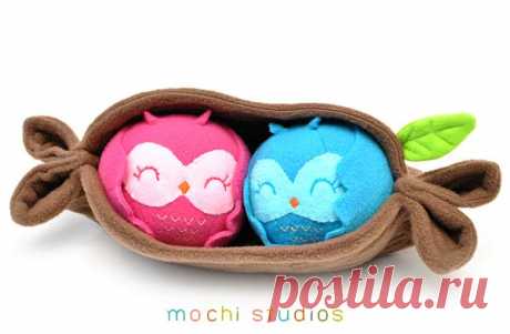 Two Owls in a Log Pod Plush | Mochi Studios