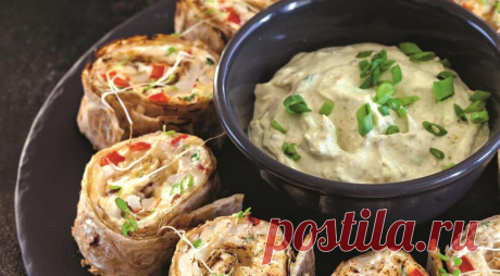 Теплые роллы из лаваша с сыром и курицей - отличное угощение к застолью! Покорит всех без исключения!