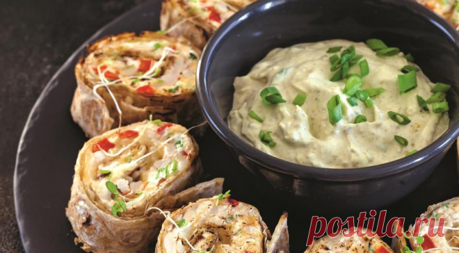 Теплые роллы из лаваша с сыром и курицей - отличное угощение к застолью! Покорит всех без исключения!