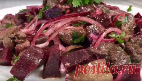 Аппетитный салат с куриной печенью: пальчики оближешь Аппетитный салат с куриной печенью получается сытным и очень вкусным. Его можно подавать как самостоятельное блюдо или с любым гарниром. Из-за того, что один из ингредиентов – печень, салат является полноценным горячим ужином.