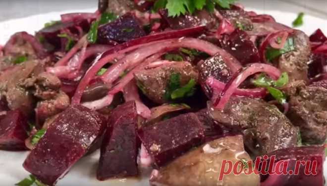 Аппетитный салат с куриной печенью: пальчики оближешь Аппетитный салат с куриной печенью получается сытным и очень вкусным. Его можно подавать как самостоятельное блюдо или с любым гарниром. Из-за того, что один из ингредиентов – печень, салат является полноценным горячим ужином.