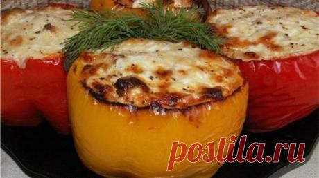 Перец, фаршированный куриным филе, может быть и вкусной закуской на праздничном столе и сытным и вкусным семейным ужином. Готовится просто и быстро