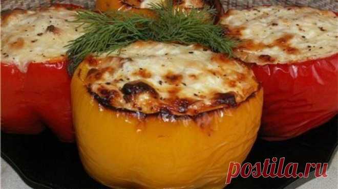 Перец, фаршированный куриным филе, может быть и вкусной закуской на праздничном столе и сытным и вкусным семейным ужином. Готовится просто и быстро
