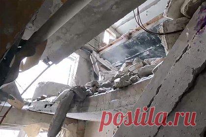 Опубликовано видео с окраин Артемовска. Военный корреспондент Денис Кулага опубликовал видео из микрорайона Забахмутка, расположенного в Артемовске. Журналист уточнил, что штурм города еще продолжается, однако российские войска постепенно подвигаются вглубь. На кадрах видно, что многие дома разрушены в результате обстрелов.