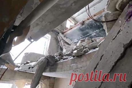 Опубликовано видео с окраин Артемовска. Военный корреспондент Денис Кулага опубликовал видео из микрорайона Забахмутка, расположенного в Артемовске. Журналист уточнил, что штурм города еще продолжается, однако российские войска постепенно подвигаются вглубь. На кадрах видно, что многие дома разрушены в результате обстрелов.