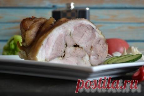 Как приготовить рулет из свиной рульки
Рецептов приготовления свиной рульки очень много и в каждом прячется своя "изюминка". При покупке рульки лучше все-таки остановиться на задней ноге, так как она более мясистая и намного мягче. Сегод…