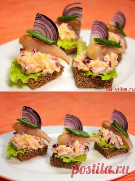 Тосты с яблочным соусом и сельдью