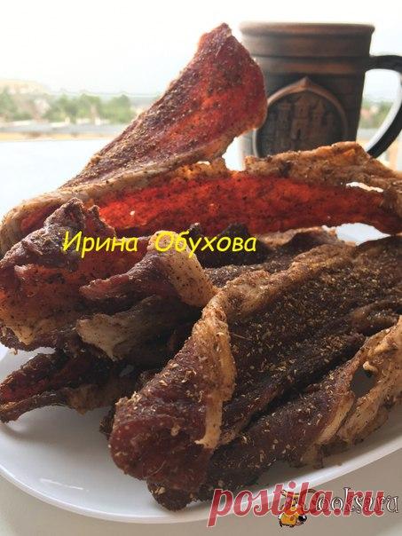 Африканская колбаса билтонг (biltong) Билтонг – это нарезанное полосками, маринованное со всякими специями и затем вяленое мясо. Существует множество разновидностей билтонга в зависимости от специй, толщины нарезаемых полосок и различных нюансов вяления. Нарезка из этого превосходного деликатесного мясного продукта украсит любой праздничный стол. Билтонг является не только деликатесным блюдом из мяса, но и одной из самых лучших закусок к пиву.