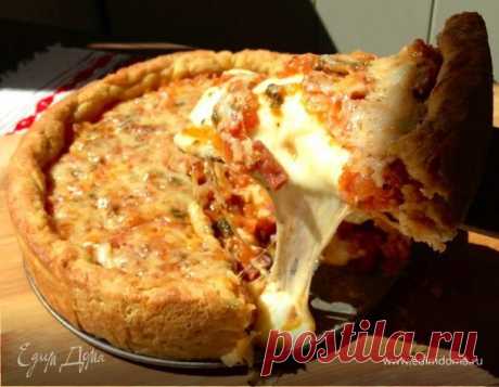 Как приготовить Пицца по-чикагски в глубокой форме (Chicago-style deep-dish pizza) Пошаговый рецепт с ингредиентами и фото Пицца по-чикагский (по-американски) — традиционное блюдо американской кухни.
Готовится из дрожжевого теста, которое раскатывается в тонкую лепешку.
В качестве начинки используют различные ингредиенты — колбасу, ветчину, сыр, грибы, оливки, помидоры, кукурузу.
Для приготовления пиццы по-американски используется глубокая форма, в которой выпекается пицца.
Можно использовать …