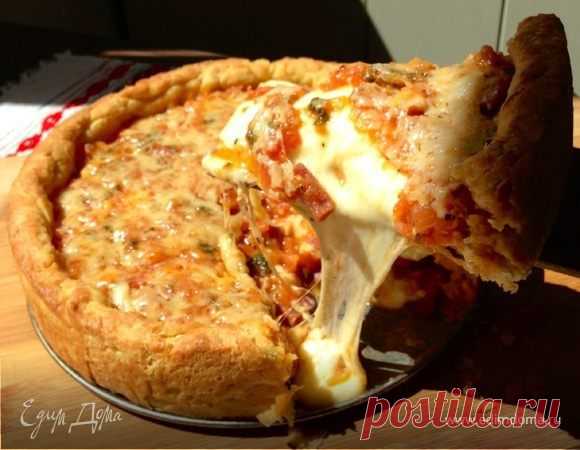 Как приготовить Пицца по-чикагски в глубокой форме (Chicago-style deep-dish pizza) Пошаговый рецепт с ингредиентами и фото Пицца по-чикагский (по-американски) — традиционное блюдо американской кухни.
Готовится из дрожжевого теста, которое раскатывается в тонкую лепешку.
В качестве начинки используют различные ингредиенты — колбасу, ветчину, сыр, грибы, оливки, помидоры, кукурузу.
Для приготовления пиццы по-американски используется глубокая форма, в которой выпекается пицца.
Можно использовать …