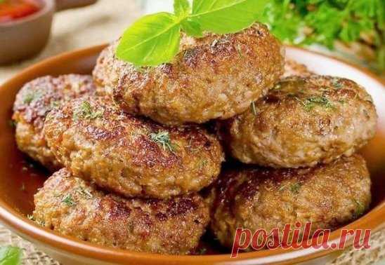 «ЦЫГАНСКИЕ КОТЛЕТЫ» С СЕКРЕТОМ, КОТОРЫЙ ДЕЛАЕТ ИХ БЕЗУМНО ВКУСНЫМИ!!
Рецепт этих котлеток подсказала мне моя мама. Она всегда такие готовила. Я даже и подумать не могла, что они называются цыганские. Котлеты как котлеты, только безумно вкусные!!! Сегодня мы предлагаем рецепт этих вкуснейших котлеток!
Ингредиенты:
700 г — говяжий фарш;
3 шт. — лук;
1/2 шт.- батона;
3 шт — помидор;
150 мл — молоко;
чеснок — 2 зубчика;
укроп — 0,5 пучка;
петрушка — 0,5 пучка;
соль — 1 ч. л.;
подсолнечное масло —