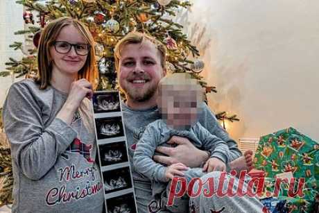 Мужчину затравили из-за внешности похожей на 12-летнего подростка жены. Мужчина влюбился в выглядящую как подросток женщину и столкнулся с осуждением в сети. 27-летний Джон познакомился с 22-летней Линдси Эштон более шести лет назад. По словам мужчины, когда он впервые увидел будущую жену, то решил, что ей 12 или 13 лет. Позже он узнал, что в детстве она перенесла редкое заболевание.