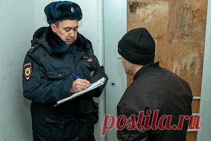 В России предложили ужесточить контроль за мигрантами. Нужно создавать условия для социализации приезжающих в России мигрантов, а также ужесточить контроль на границе, считает экономист Алексей Зубец. По его мнению, проблема с мигрантами заключается в том, что они живут в своих гетто, где часто распространяются радикальные идеи.