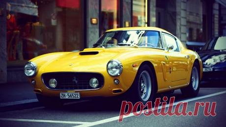 Ferrari GT SWB 250 - заслужил множество наград. Машина создана в 1959 году и была представлена в двух вариантах: в алюминиевом и стальном корпусе. GT SWB 250 является одним из самых знаменитых гоночных авто своего времени. В гонках машине очень помогали габариты (длина всего 2400 мм), что позволяло GT SWB 250 делать резкие повороты на сверхвысоких скоростях. Цена вопроса - 7 млн долларов.