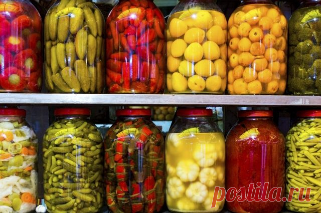 Соленые арбузы, кабачки и лимоны. 8 необычных рецептов для консервирования 
Сезон консервирования не ограничивается огурцами и помидорами. В банки можно закатывать практически все, что растет в огороде и продается на рынке. Даже совершенно неожиданные вещи, например, пекинск…