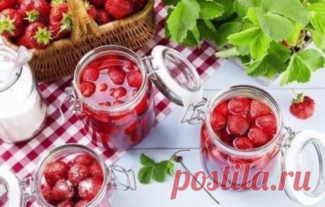 САМОЕ ВКУСНОЕ КЛУБНИЧНОЕ ВАРЕНЬЕ 
Ингредиенты:
● Сахар — 1.5 кг
● Желирующая смесь (или пектин 20 гр, или желирующая фруктоза, или 3 ст.л сухого желатина)
● Клубника — 3 кг
Приготовление:
Хорошо промыть клубнику.Перебрать, разделить клубнику на более крепкую и мягкую ровно пополам.
Ставим стерилизоваться баночки и крышки.Пока наши банки стерилизуются, более мягкую клубнику выкладываем в кастрюлю, добавляем 1 кг сахара и при помощи блендера размельчаем.
Добавляем цельную клубничку, желирую