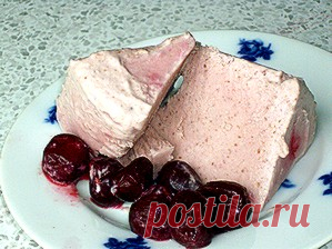 Десерт-мороженое с вишней и миндалем