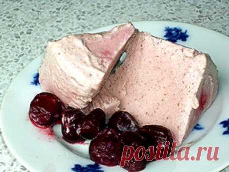 Десерт-мороженое с вишней и миндалем