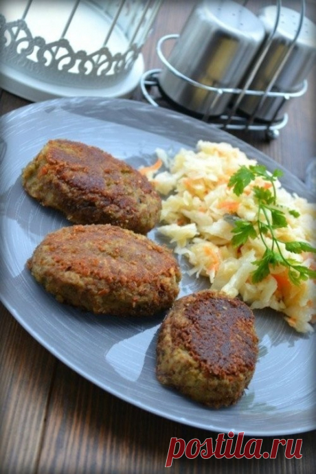 Постные котлеты из чечевицы

Ингредиенты:

Чечевица — 1,5 стак.
Соль — по вкусу
Перец черный — 1 щепотка
Морковь — 1 шт.
Капуста — 400 г
Лук репчатый (крупный) — 1 шт.

Приготовление:

1. Чечевицу хорошо промыть, замочить в воде, оставить для набухания на ночь. Проварить в подсоленной воде минут 5-10. Откинуть на дуршлаг, дать стечь воде. Перекрутить на мясорубке.
2. Лук нарезать произвольно, морковь натереть на крупной терке. Обжарить на растительном масле до золотистой к...