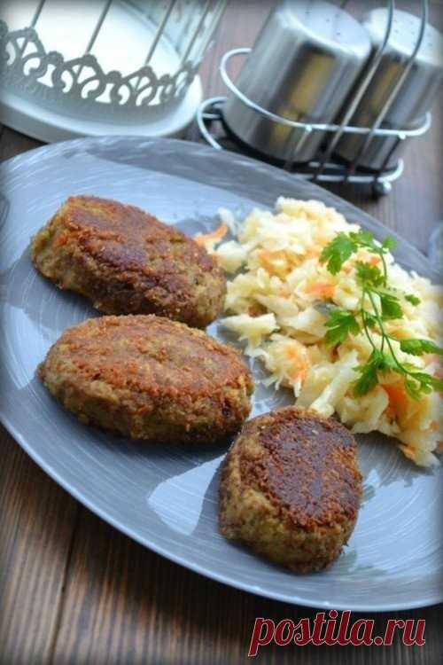 Постные котлеты из чечевицы

Ингредиенты:

Чечевица — 1,5 стак.
Соль — по вкусу
Перец черный — 1 щепотка
Морковь — 1 шт.
Капуста — 400 г
Лук репчатый (крупный) — 1 шт.

Приготовление:

1. Чечевицу хорошо промыть, замочить в воде, оставить для набухания на ночь. Проварить в подсоленной воде минут 5-10. Откинуть на дуршлаг, дать стечь воде. Перекрутить на мясорубке.
2. Лук нарезать произвольно, морковь натереть на крупной терке. Обжарить на растительном масле до золотистой к...