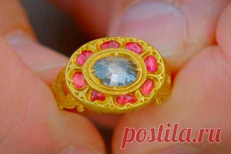 Купленное женщиной за 97 рублей кольцо оказалось редкой драгоценностью. Купленное жительницей Великобритании в благотворительном магазине кольцо за один фунт стерлингов оказалось драгоценностью стоимостью две тысячи фунтов стерлингов. Оценивающий украшение специалист объяснил, что узор на обратной стороне кольца типичен для ювелирных изделий, произведенных в период с 1790-х по 1800-е годы.