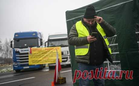 Польские дальнобойщики снова заблокировали КПП на границе с Украиной. Польские дальнобойщики снова заблокировали пункт пропуска на границе с Украиной «Дорохуск — Ягодин», сообщила украинская Госпогранслужба.