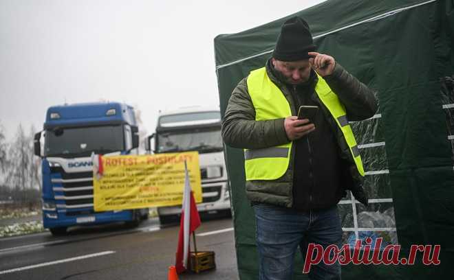 Польские дальнобойщики снова заблокировали КПП на границе с Украиной. Польские дальнобойщики снова заблокировали пункт пропуска на границе с Украиной «Дорохуск — Ягодин», сообщила украинская Госпогранслужба.