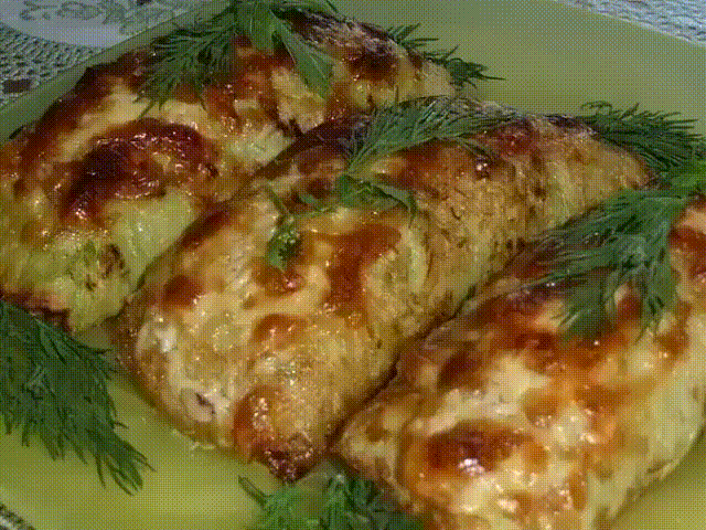 Чудесные кабачковые рулетики
Продукты:
Половинку кабачка на крупной терке,
1 яйцо, 
2-3 ст.л. манки, 
2 ст.л. муки, 
соль, 
перец. 
Приготовление:
Выпечь три блина. 
Чтобы их легче было скрутить рулетиками, вторую сторону не пропекать до конца. 
Приготовить начинку: 
100 г сырого фарша размазать по блинам, 
выложить обжаренные 2 луковицы, 
1 болгарский перчик, 50 г к/с шампиньонов. 
Свернуть в рулетики, уложить их на противень, сверху помазать смесью: майонез, тертый сыр, запечь. 
Украсить зелен