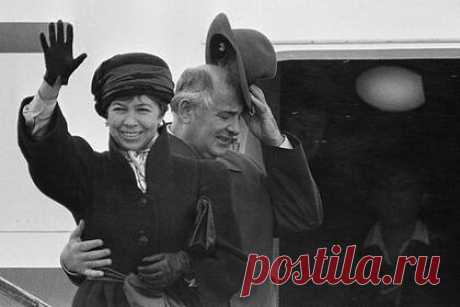 Собчак описала детские воспоминания о Горбачеве. Журналистка и телеведущая Ксения Собчак описала свои детские воспоминания о бывшем лидере СССР Михаиле Горбачеве, о смерти которого стало известно ранее. Собчак заявила, что впервые увидела Горбачева в детстве по телевизору. Политик тогда казался ей «каким-то странным забавным дядькой с кляксой».