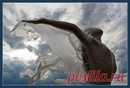 Нельзя соглашаться ползти, когда испытываешь желание парить.

Хелен Келлер