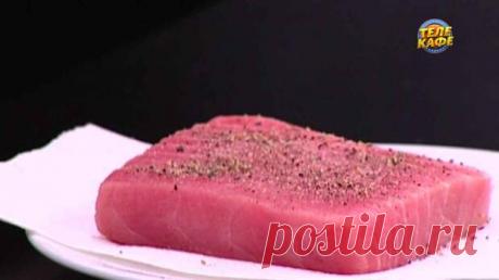 Магуро терияки — жареный тунец в соусе терияки - Телеканал Бобер - медиаплатформа МирТесен Тунец и ничего лишнего! Соус оттенит вкус рыбы, а овощи будут отличным гарниром. Мастер-класс от шеф-повара Виталия Мурачёва. Филе тунца посолите и обильно поперчите. Выложите тунца перчёной стороной на сковороду и обжарьте с двух сторон на растительном масле до золотистой корочки. Готовую рыбу