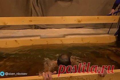 Россияне решили нырнуть в реку в сорокаградусный мороз. Жители Якутии приняли участие в крещенских купаниях в проруби не реке Лене при температуре ниже минус 40. Для желающих нырнуть в прорубь был организован специальный теплый павильон, который позволил россиянам поучаствовать в традиционном крещенском ритуале, несмотря на сорокаградусный мороз.