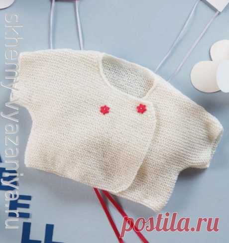 Распашонка с короткими рукавами из тонкой пряжи. Схема вязания спицами и описание.