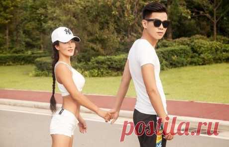 На первый взгляд, это обычное фото молодой пары. Ваши глаза отказываются в это поверить, но на самом деле это мать и сын: ему — 22, а ей — 50! Лю Елин родилась в 1968 году в китайской провинции Хэнань. На фото слева ей 15 лет, а на фото справа — 49! Но они не очень